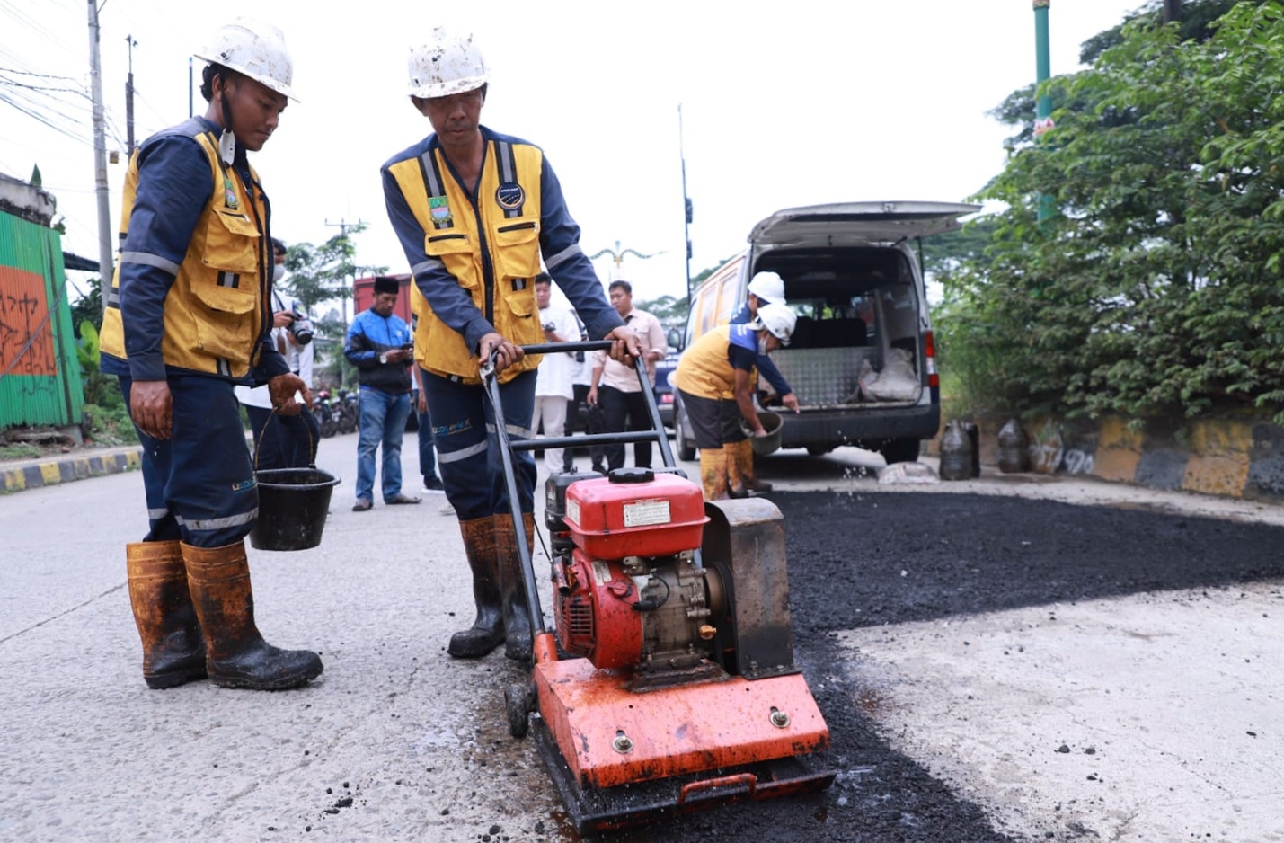 Hantam Lubang Jalan Sebelum Mudik? Plt Bupati Bekasi Instruksikan Perbaikan Kilat 33 KM Jalur Utama!