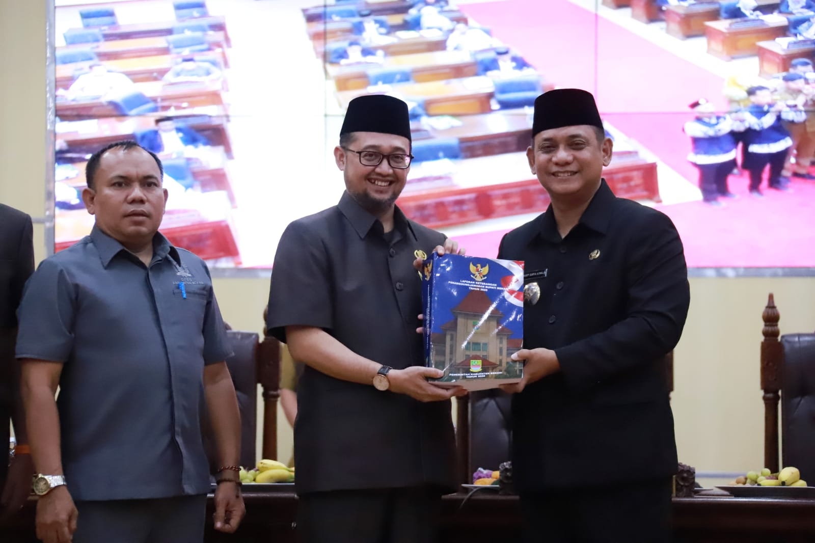 Plt Bupati Asep Surya Atmaja Dukung Raperda Perlindungan Guru Kabupaten Bekasi 2026, Tekankan Pendekatan Restoratif