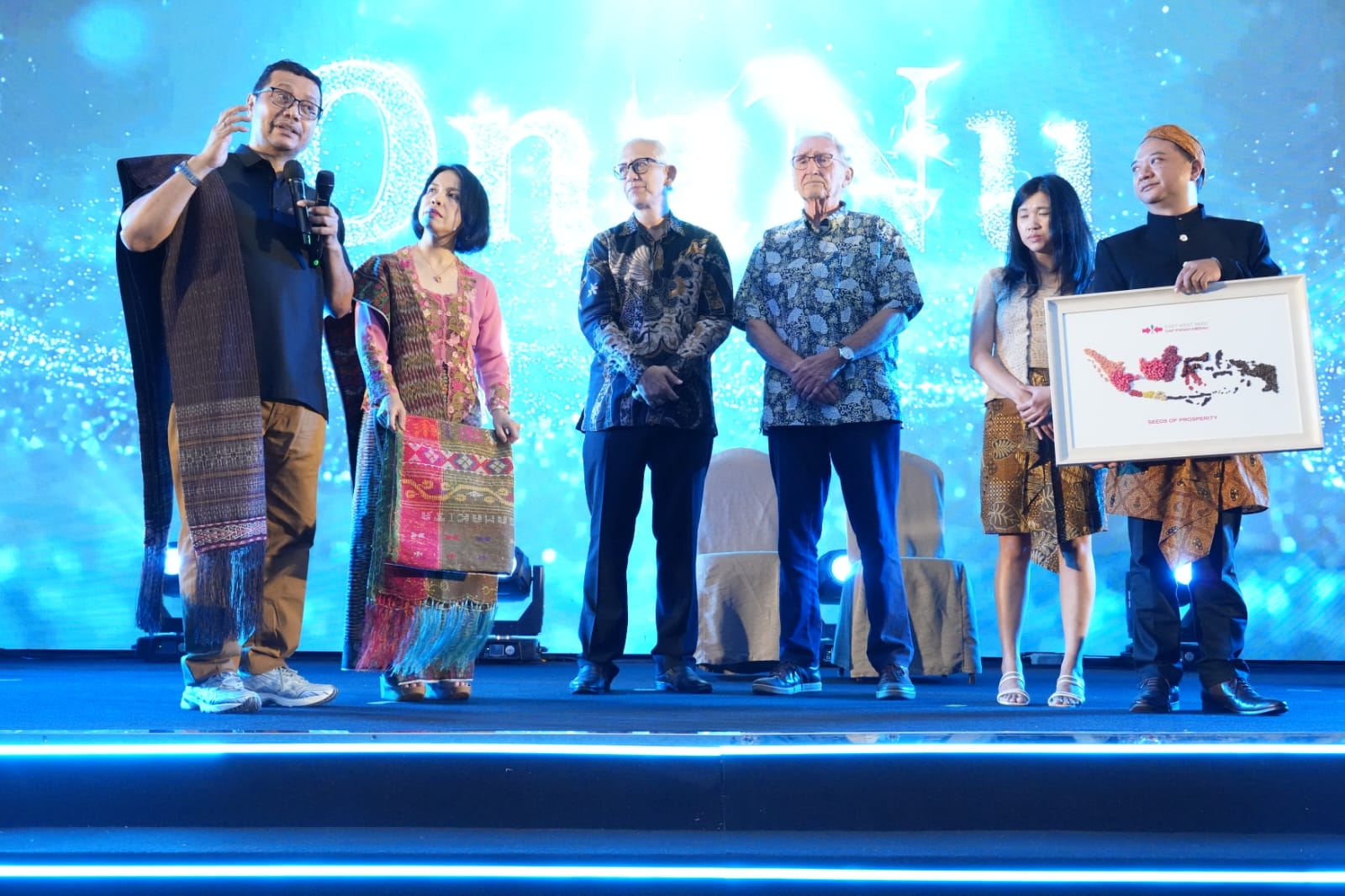 EWINDO Beri Penghargaan Masa Kerja dan Beasiswa Anak Karyawan