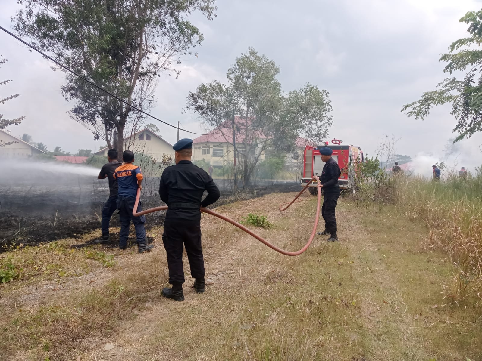 Sinergi Brimob Polda Aceh dan Damkar Sukses Amankan Area Line Pipa Exxon Mobile dari Karhutla