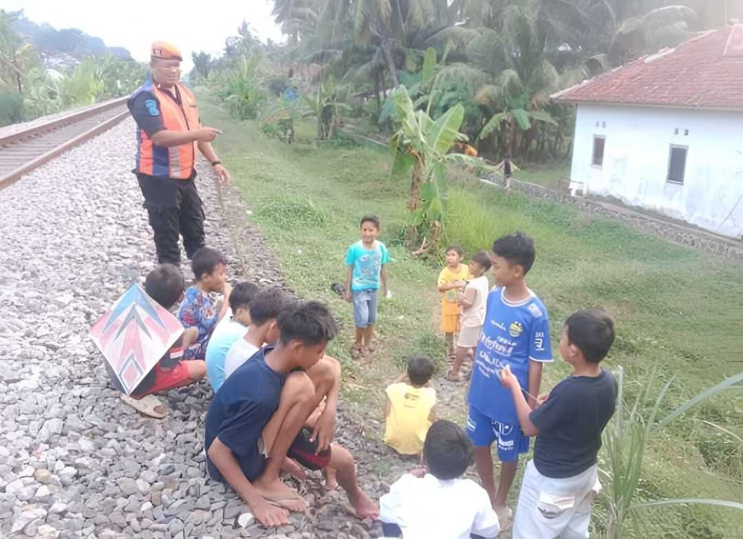 Bahayakan Nyawa! KAI Daop 2 Bandung Larang Keras Warga Ngabuburit di Jalur Rel Kereta Api