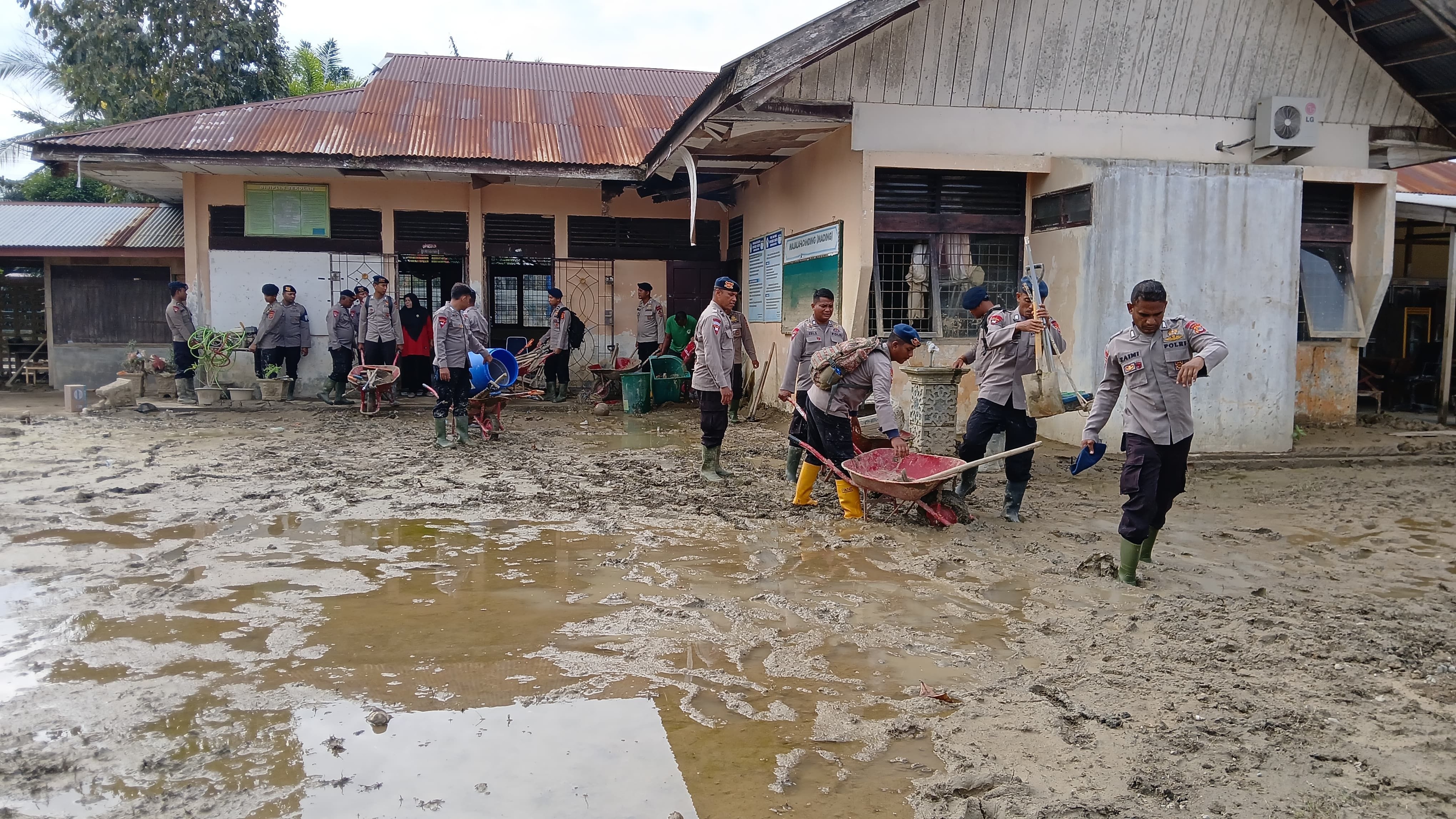 Aksi Heroik Brimob Aceh Utara: Pulihkan Sekolah yang Terendam Lumpur Selama 41 Hari