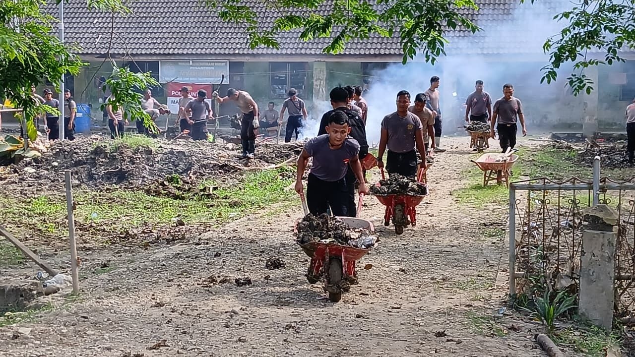 Wujud Kepedulian, Brimob Aceh dan Banten Gotong Royong Pulihkan Pesantren di Baktiya Barat
