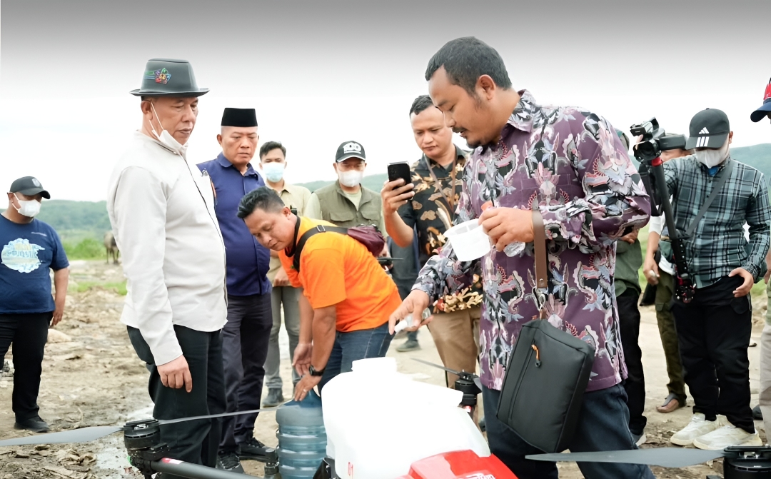 Gunakan Drone, Pemkab Purwakarta Semprotkan Biosaka N Level 1 untuk Redam Bau di TPA Cikolotok