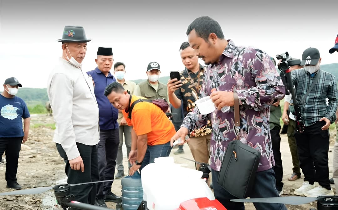 Gunakan Drone, Pemkab Purwakarta Semprotkan Biosaka N Level 1 untuk Redam Bau di TPA Cikolotok