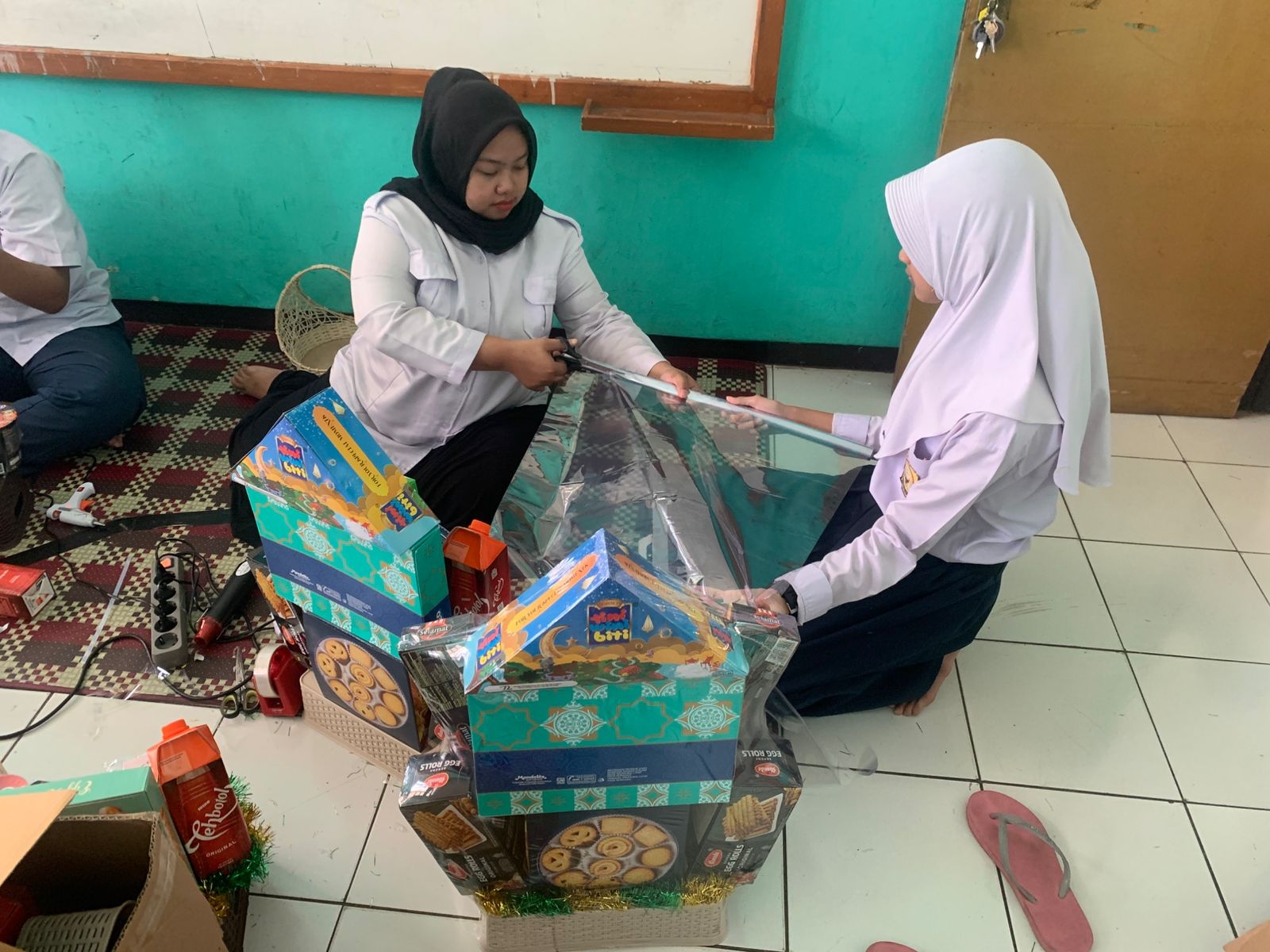 Bukti Nyata Kemandirian: Parsel Karya Siswa SLB Dharmawanita Bogor Banjir Ratusan Pesanan Jelang Lebaran
