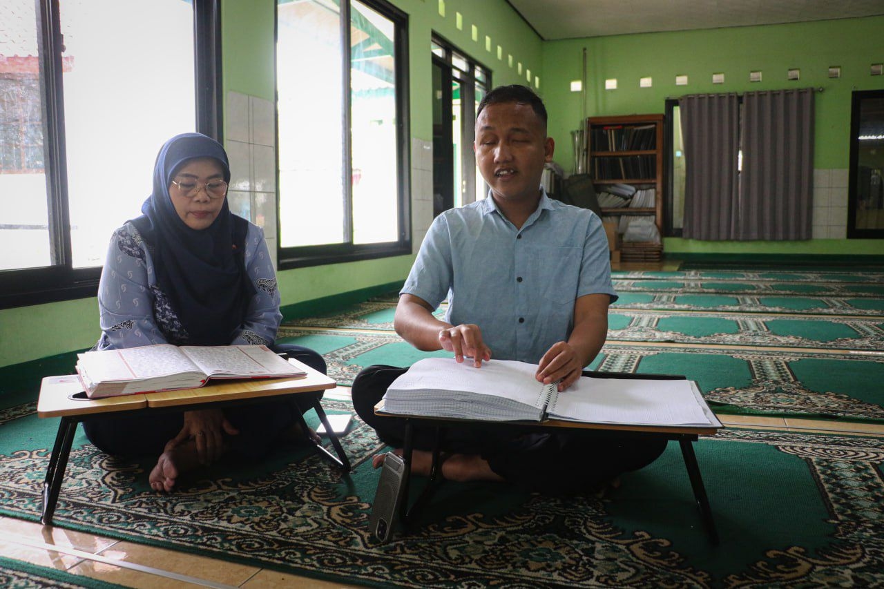 Menembus Keterbatasan, Saefudin Fajar Putra Buktikan Tunanetra Bisa Fasih Baca Al-Qur’an Braille