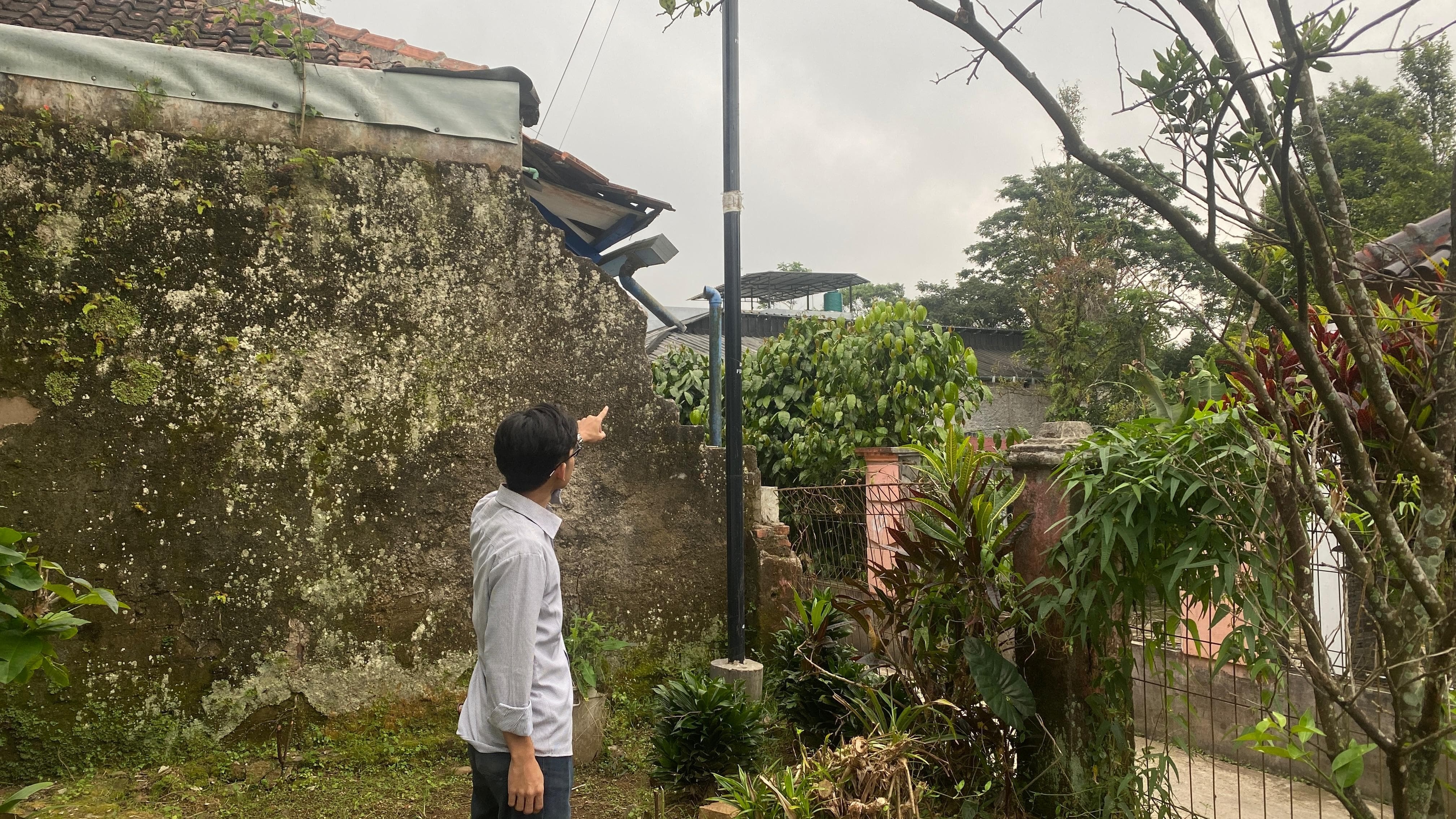 Tanpa Kompensasi! Warga Wanayasa Purwakarta Keluhkan Tiang WiFi MyRepublic yang Berdiri di Pekarangan Rumah