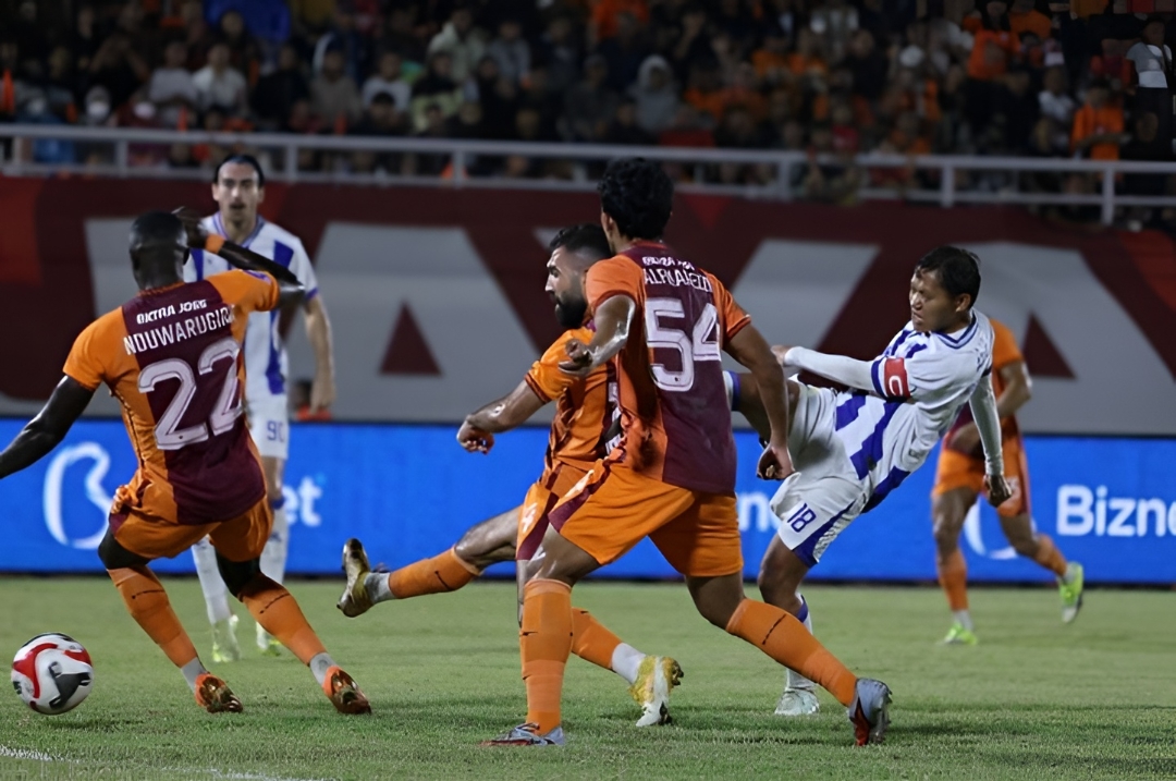 Drama VAR di Stadion Segiri: Persib Bandung Tahan Imbang Borneo FC, Adam Alis Bungkam Mantan Klub