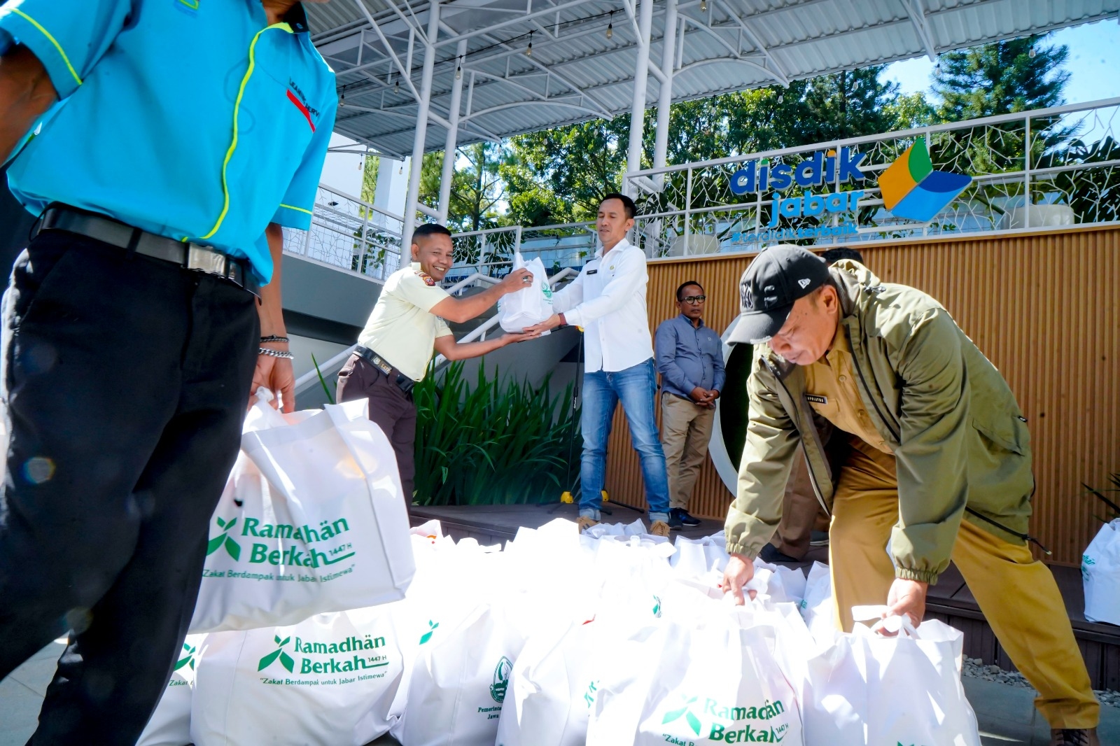 Ringankan Beban Pekerja, Disdik Jabar Salurkan 320 Paket Bantuan Idulfitri 2026 dari Gubernur via Baznas
