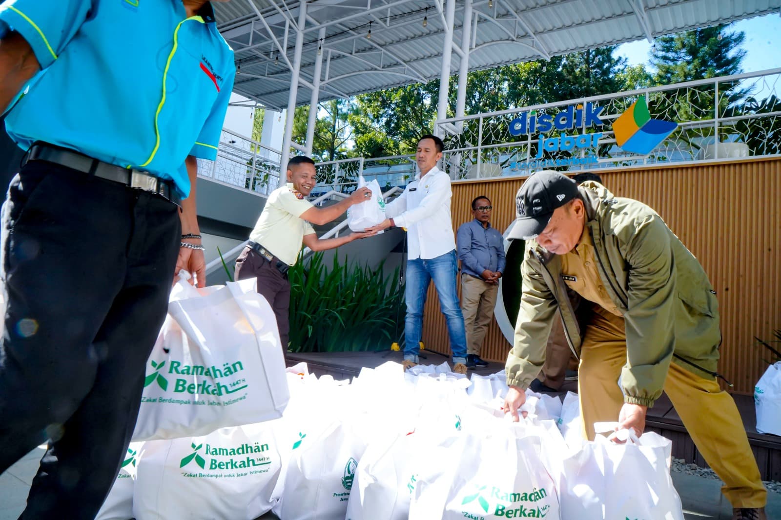 Ringankan Beban Pekerja, Disdik Jabar Salurkan 320 Paket Bantuan Idulfitri 2026 dari Gubernur via Baznas