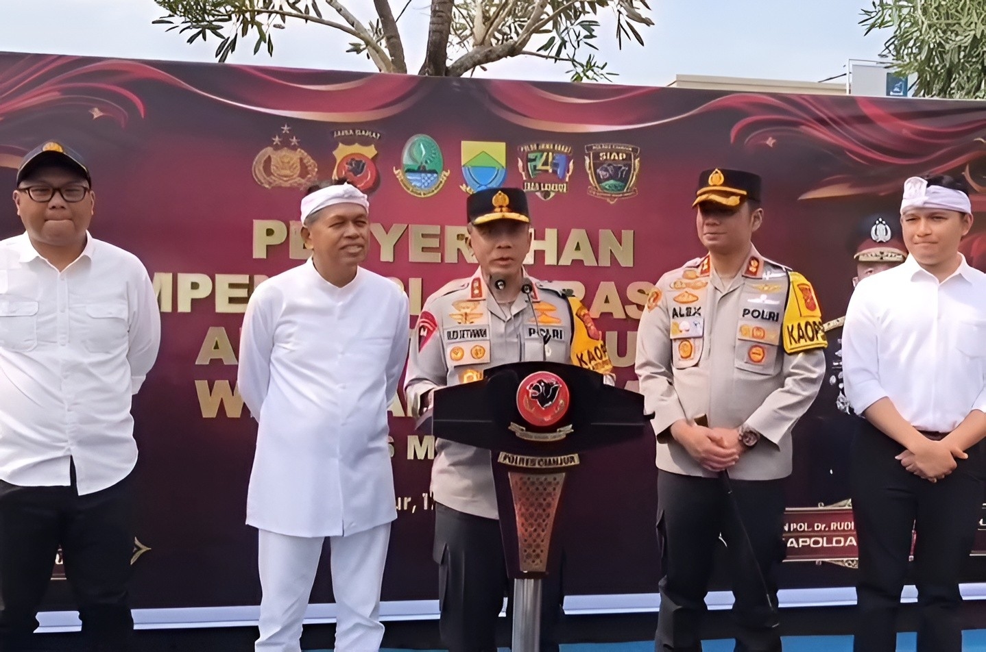Didampingi Kapolda, Gubernur Jabar Dedi Mulyadi Salurkan Kompensasi Sopir Angkot di Cipanas untuk Antisipasi Macet Lebaran 2026