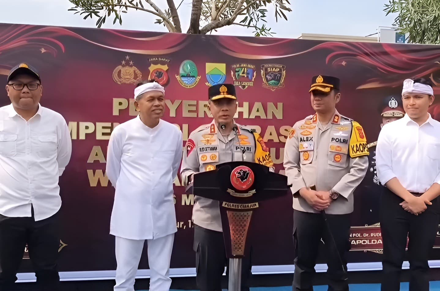 Didampingi Kapolda, Gubernur Jabar Dedi Mulyadi Salurkan Kompensasi Sopir Angkot di Cipanas untuk Antisipasi Macet Lebaran 2026