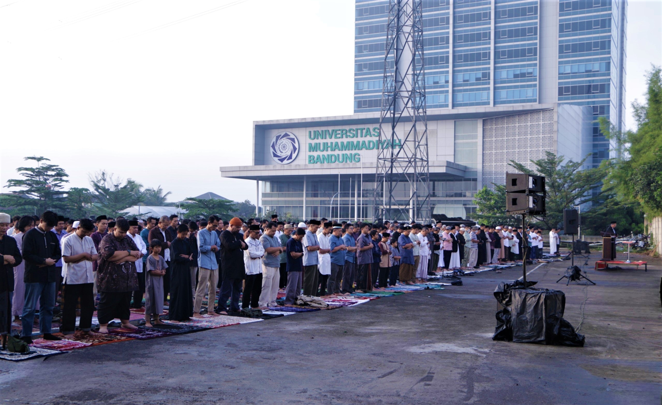 Gema Takbir di Jalan Soekarno-Hatta, Ribuan Jemaah Khidmat Laksanakan Salat Idulfitri 1447 H UM Bandung