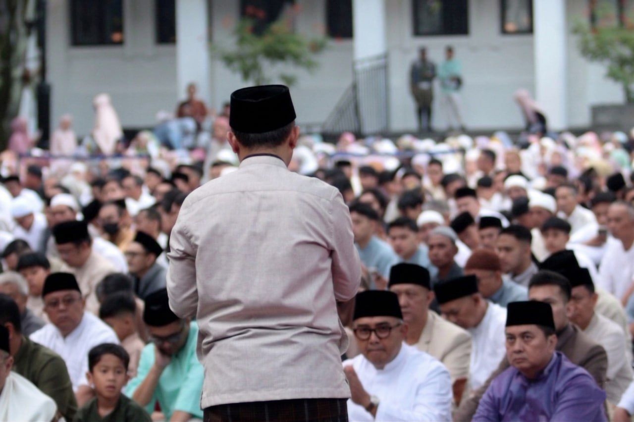 Lautan Jemaah Padati Plaza Balai Kota, Wali Kota Muhammad Farhan Pimpin Suasana Khidmat Salat Idulfitri 1447 H Balai Kota Bandung