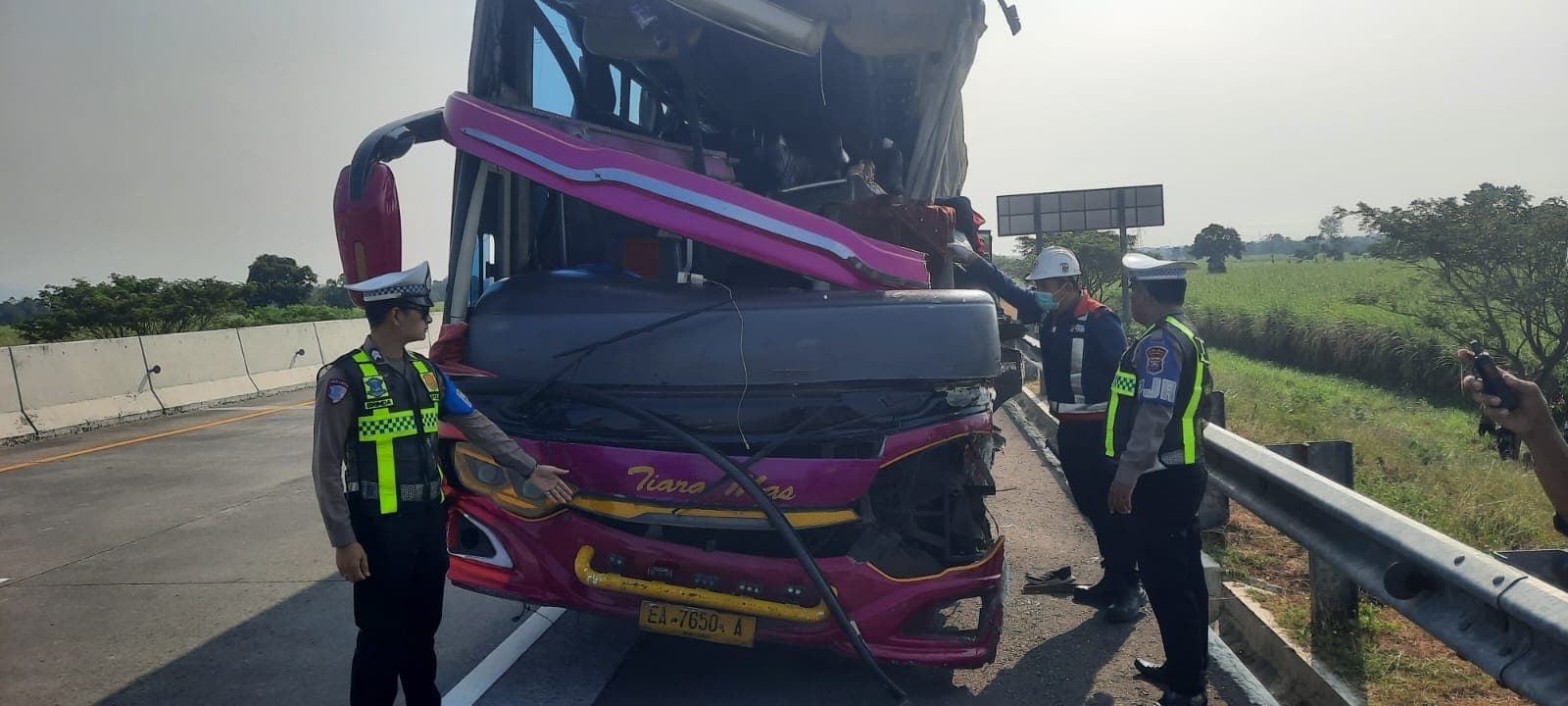 Bus Tiara Mas Tabrak Truk di Tol Paspro, 1 Penumpang Tewas
