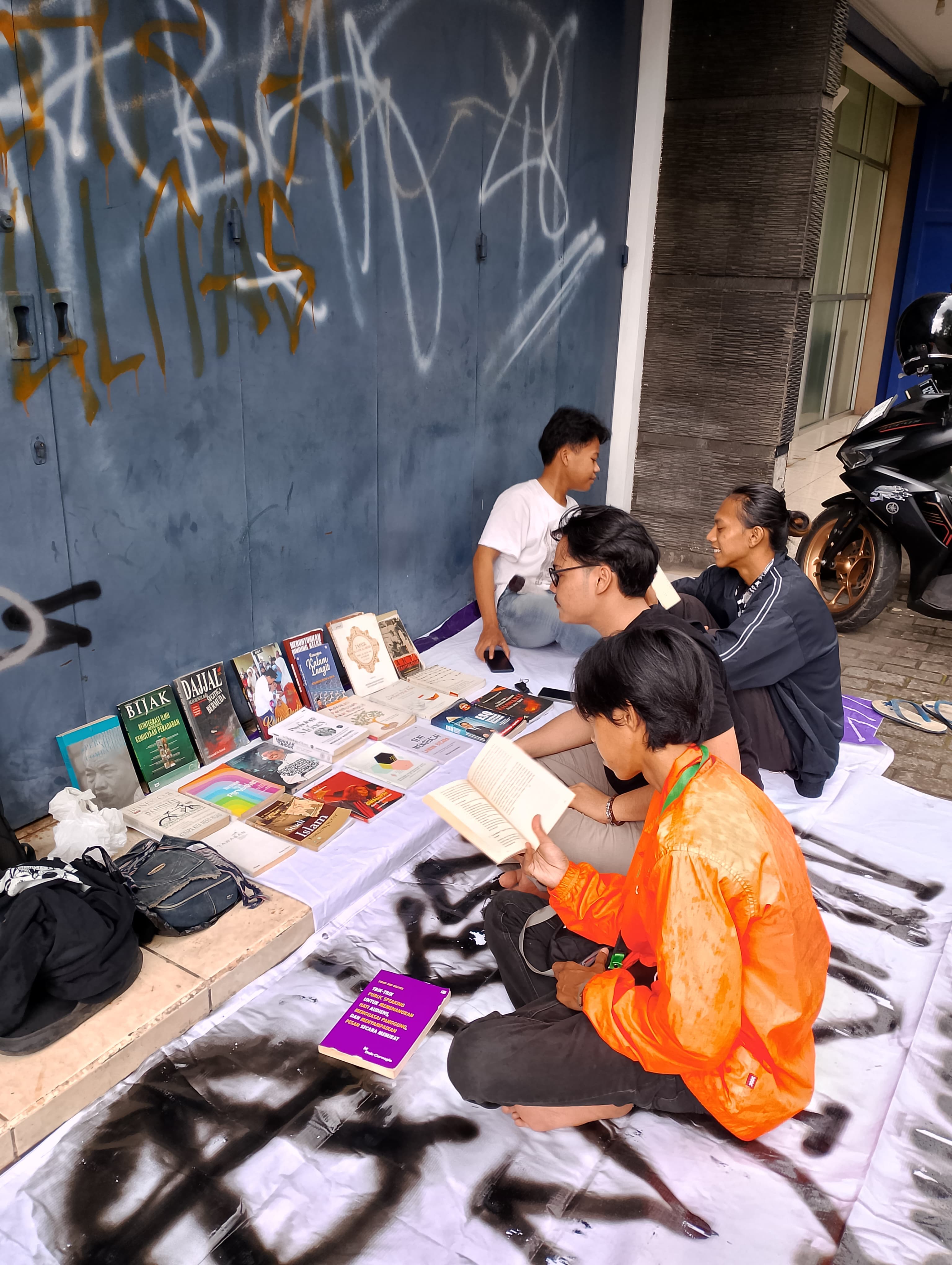 Gelar Perpusjal di Aksi Kamisan Purwakarta, Kembali Budayakan Literasi di Ruang Publik