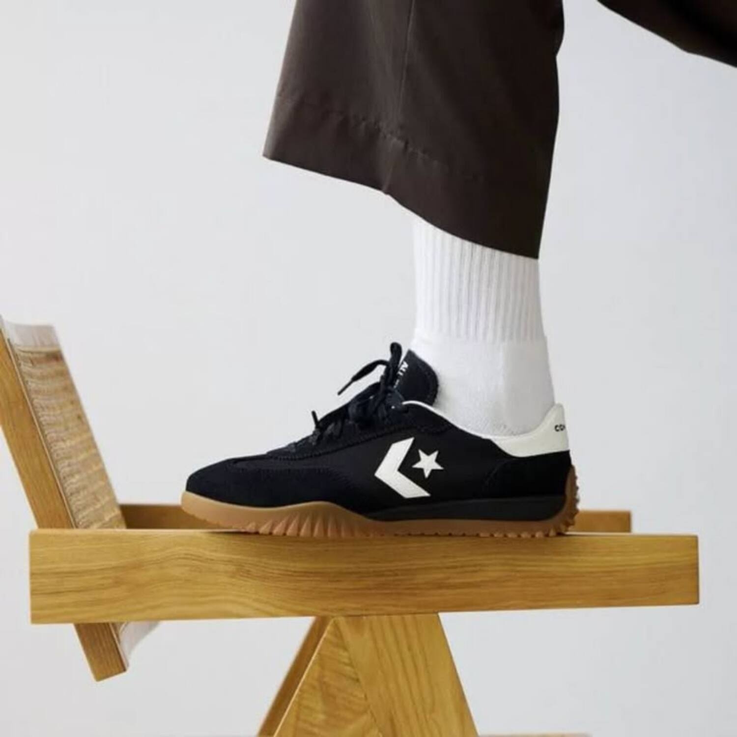 7 Rekomendasi Sepatu Sneakers Wanita Kekinian 2025 – Stylish dan Nyaman untuk OOTD