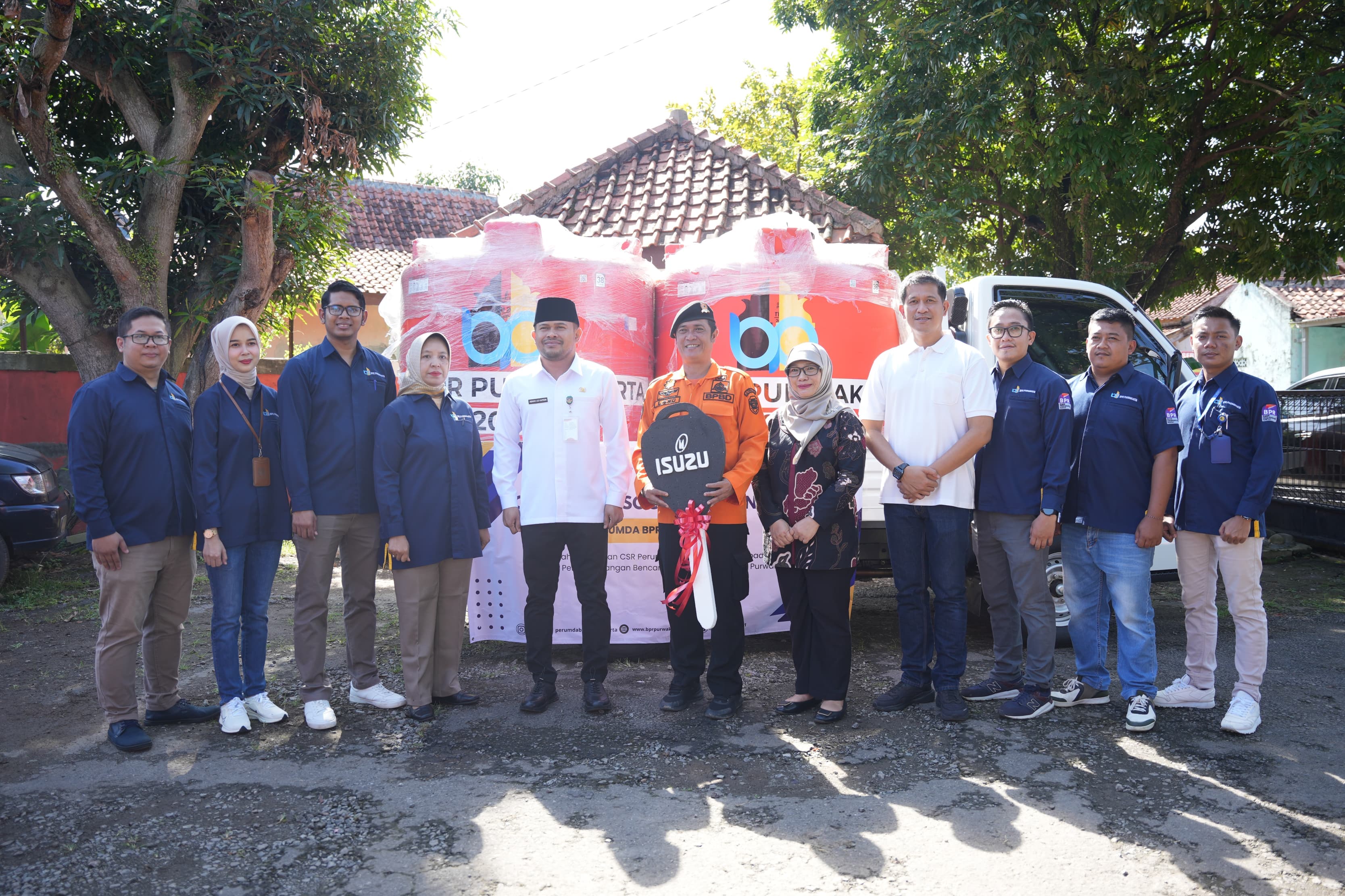 Wakil Bupati Abang Ijo Hapidin Serahkan Bantuan CSR Dari Perumda BPR Purwakarta