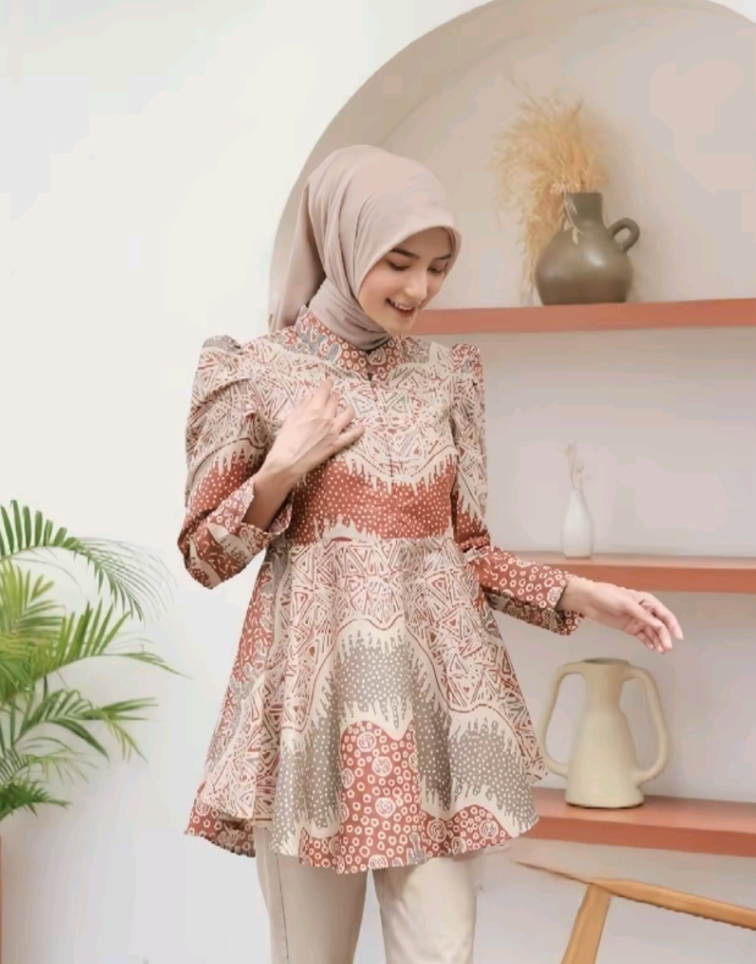 Tren Baju Batik Wanita Stylish dan Bikin Cantik untuk Lebaran 2025