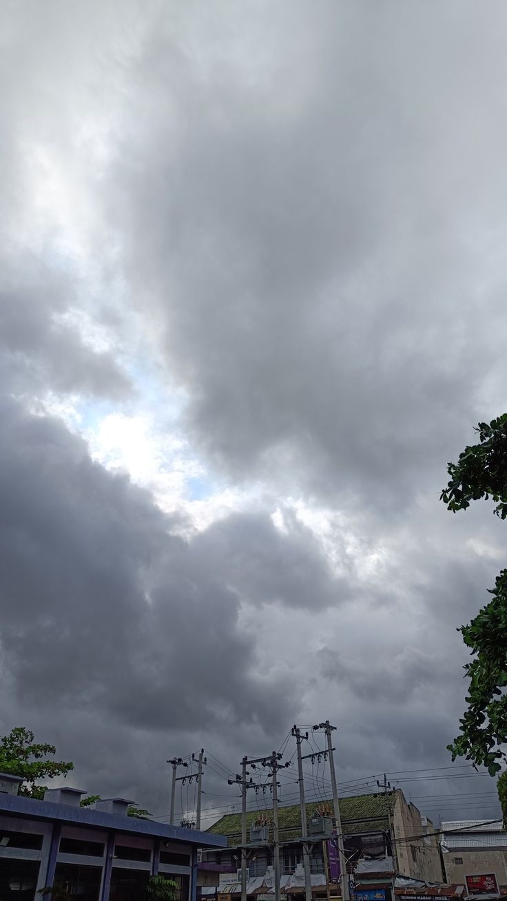 Besok Hujan atau Tidak? Inilah Prakiraan Cuaca Jawa Barat Sesuai Prediksi BMKG: Bandung-Bekasi Hujan Ringan, Bogor dan Depok Hujan Sedang Hari Ini