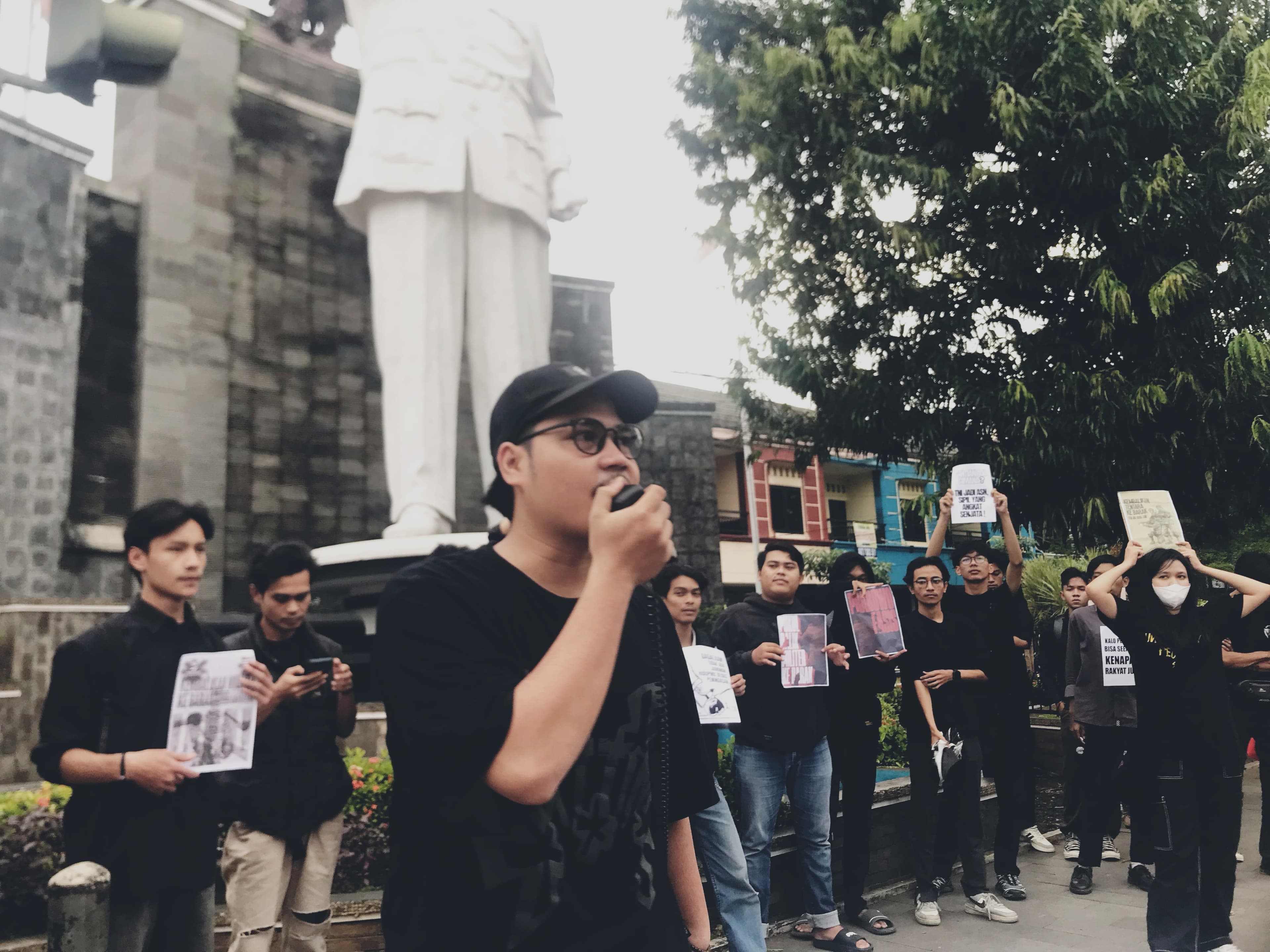 Tolak Pengesahan RUU TNI di Aksi Kamisan Purwakarta, Kembalikan TNI ke Barak!