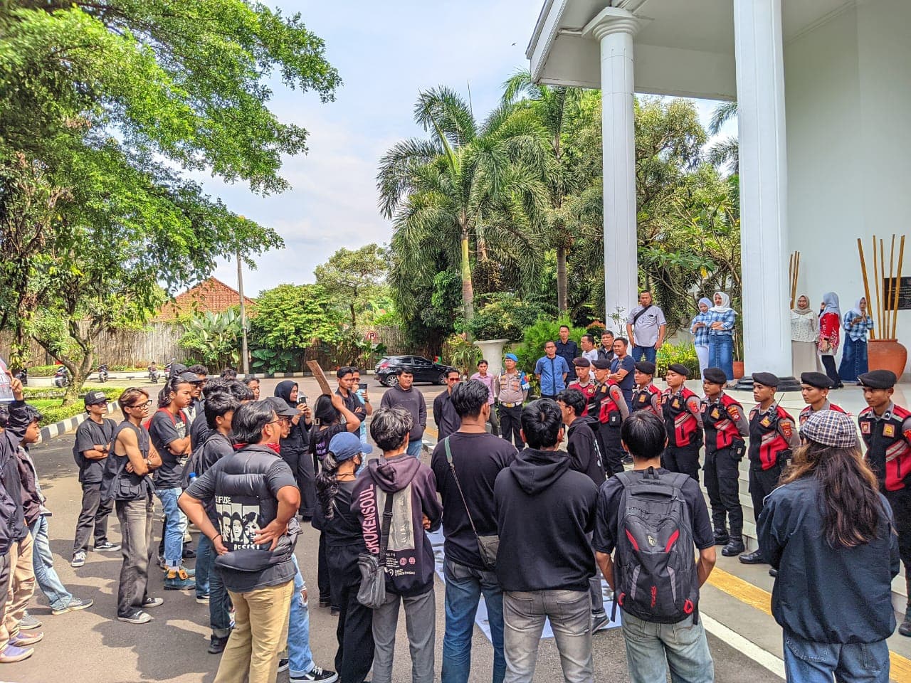 Tuntutan Aksi Ditolak! Massa Aliansi Gerakan Purwakarta Bersitegang dengan DPRD