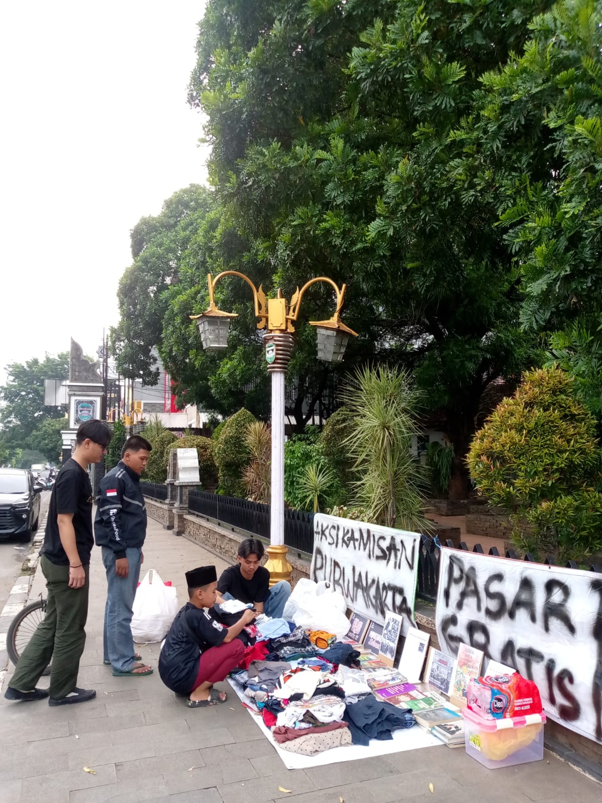 Gelar Pasar Gratis dan Perpusjal di Aksi Kamisan Purwakarta: Upaya Bantu Masyarakat oleh Masyarakat