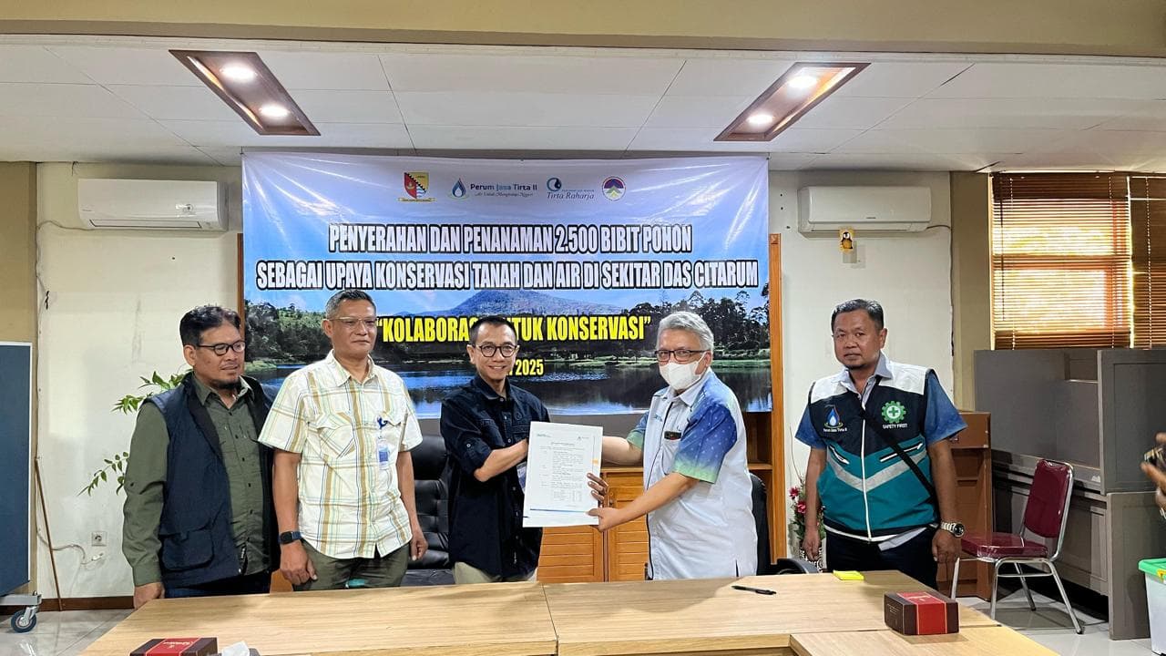 PJT II Serahkan 2.500 Bibit Pohon ke Perumda Tirta Raharja untuk Dukung Konservasi DAS Citarum