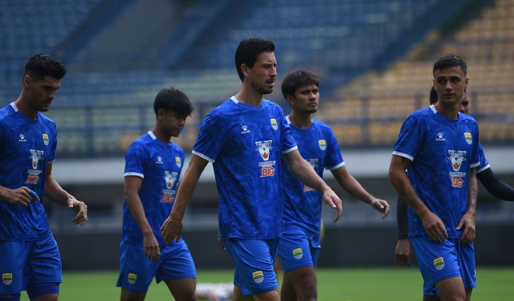 Persib Bandung vs Bhayangkara FC: Marc Klok Terancam Absen, Bojan Hodak Siapkan Duet Luciano-Thom Haye