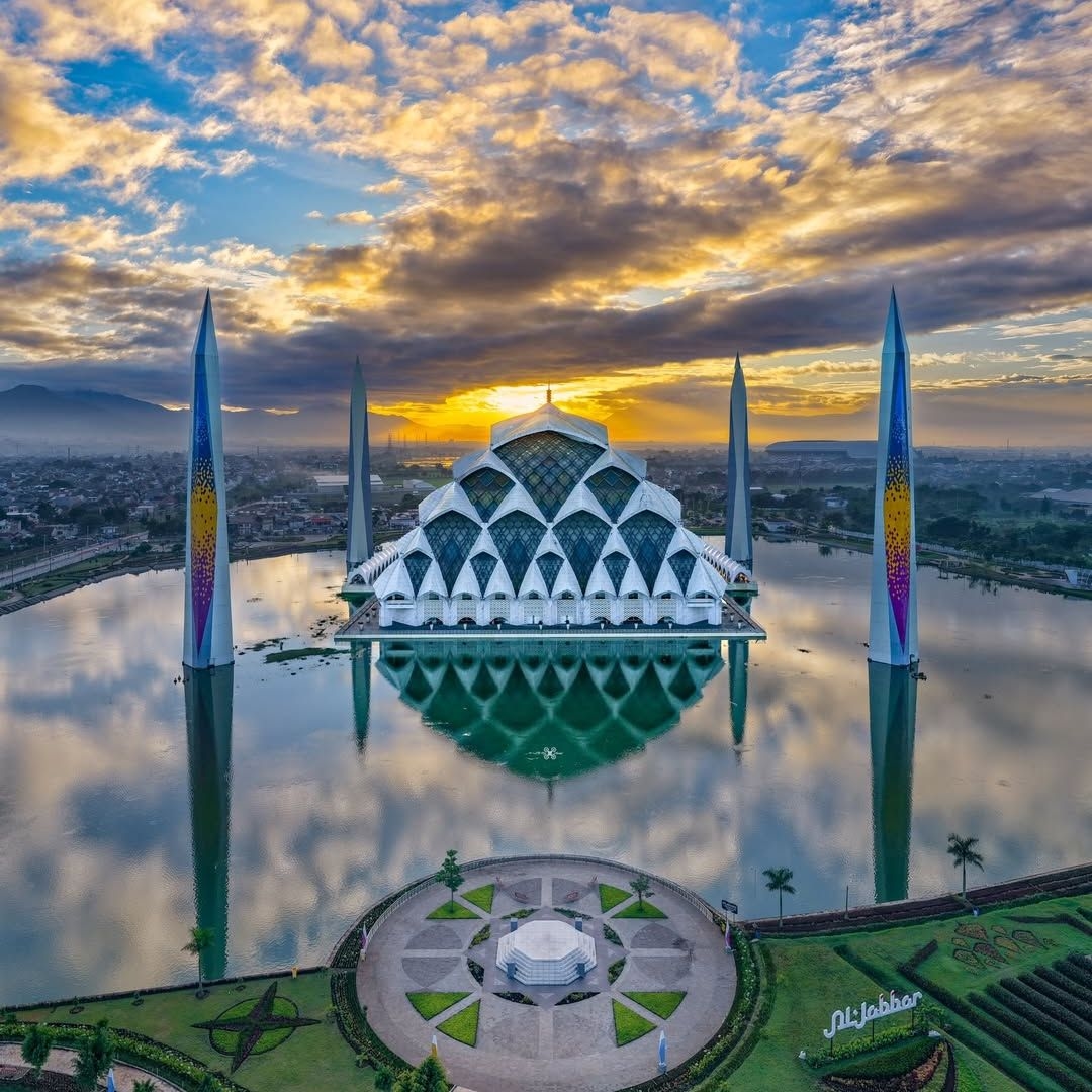Wisata Religi Ramadan: Menjelajahi 5 Masjid Unik di Jawa Barat dengan Arsitektur Memukau