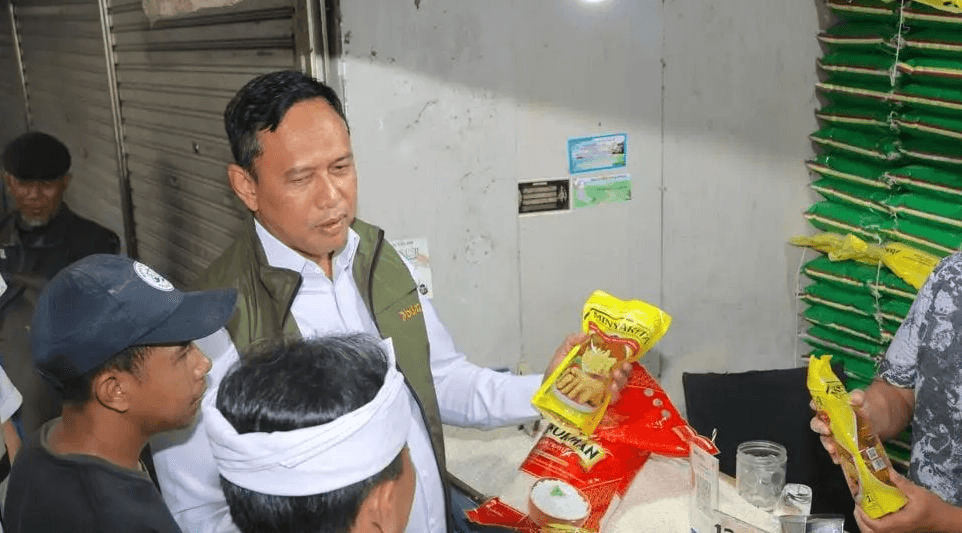 Sidak Pasar Tradisional, Dirut Bulog Jamin Stok Beras Jawa Barat Melimpah dan Harga Sembako Stabil