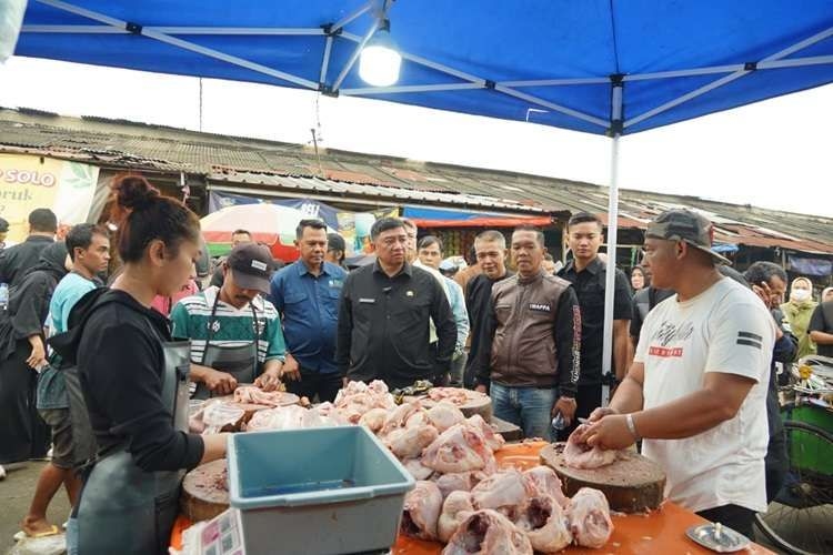 Jelang Ramadan, Bupati Garut Abdusy Syakur Amin Pastikan Stok Pangan Aman di Pasar Guntur