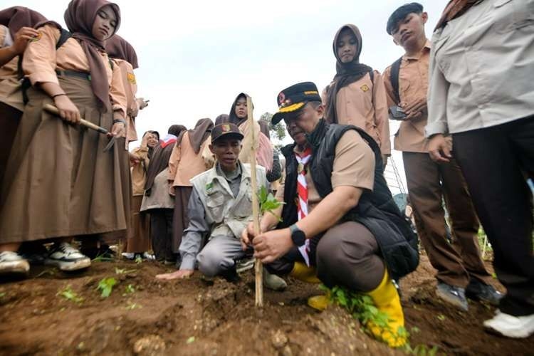 Jaga Hulu Citarum, Gerakan Pramuka Jawa Barat Targetkan Hijaukan 100 Hektare Lahan di Situ Cisanti