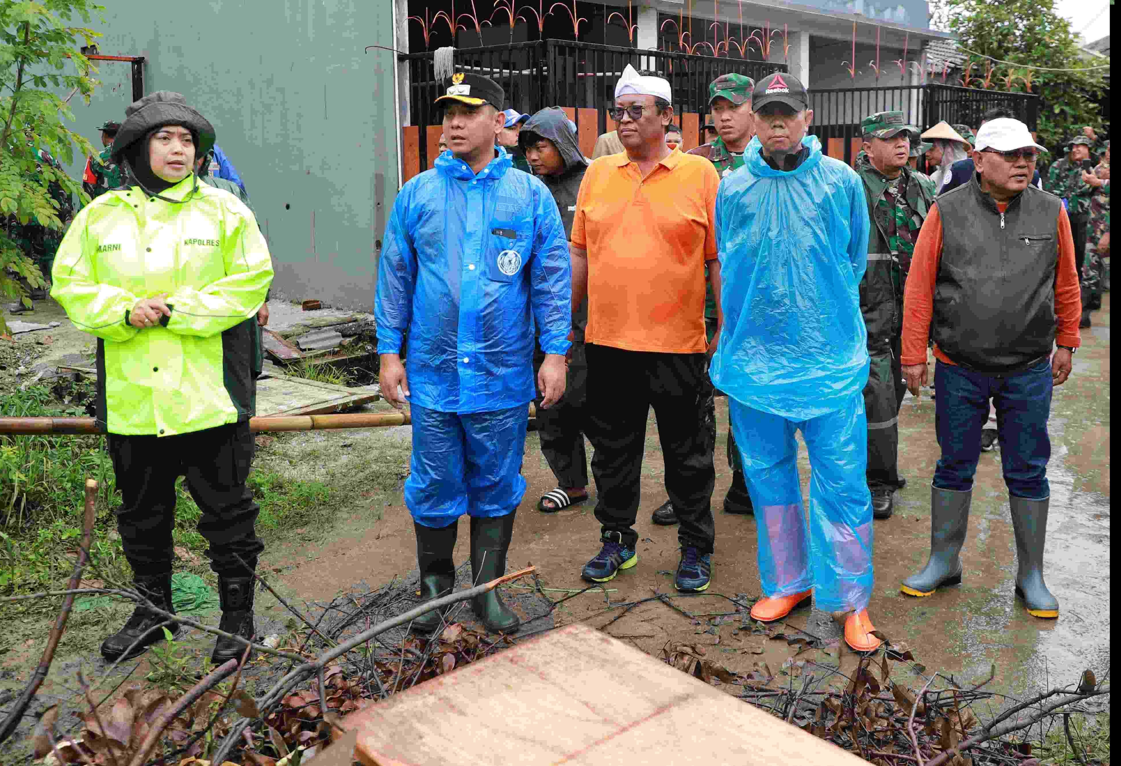 Tindak Lanjut Arahan Presiden, Pemkab Bekasi Bersama TNI-Polri Bersihkan Dampak Pascabanjir di Grand Cikarang City