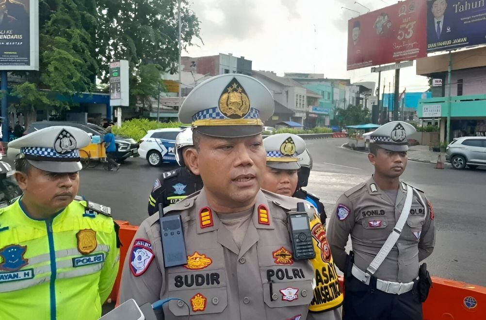 Rawan Kecelakaan, Polres Karawang Ingatkan Pengendara Waspadai Jalan Berlubang Jelang Ramadan