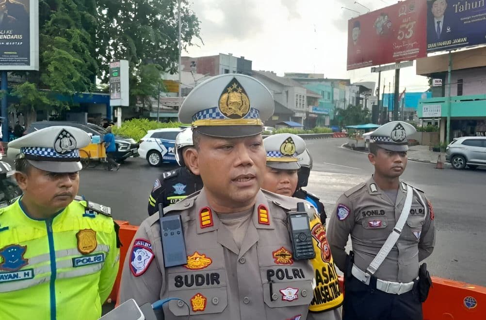 Rawan Kecelakaan, Polres Karawang Ingatkan Pengendara Waspadai Jalan Berlubang Jelang Ramadan